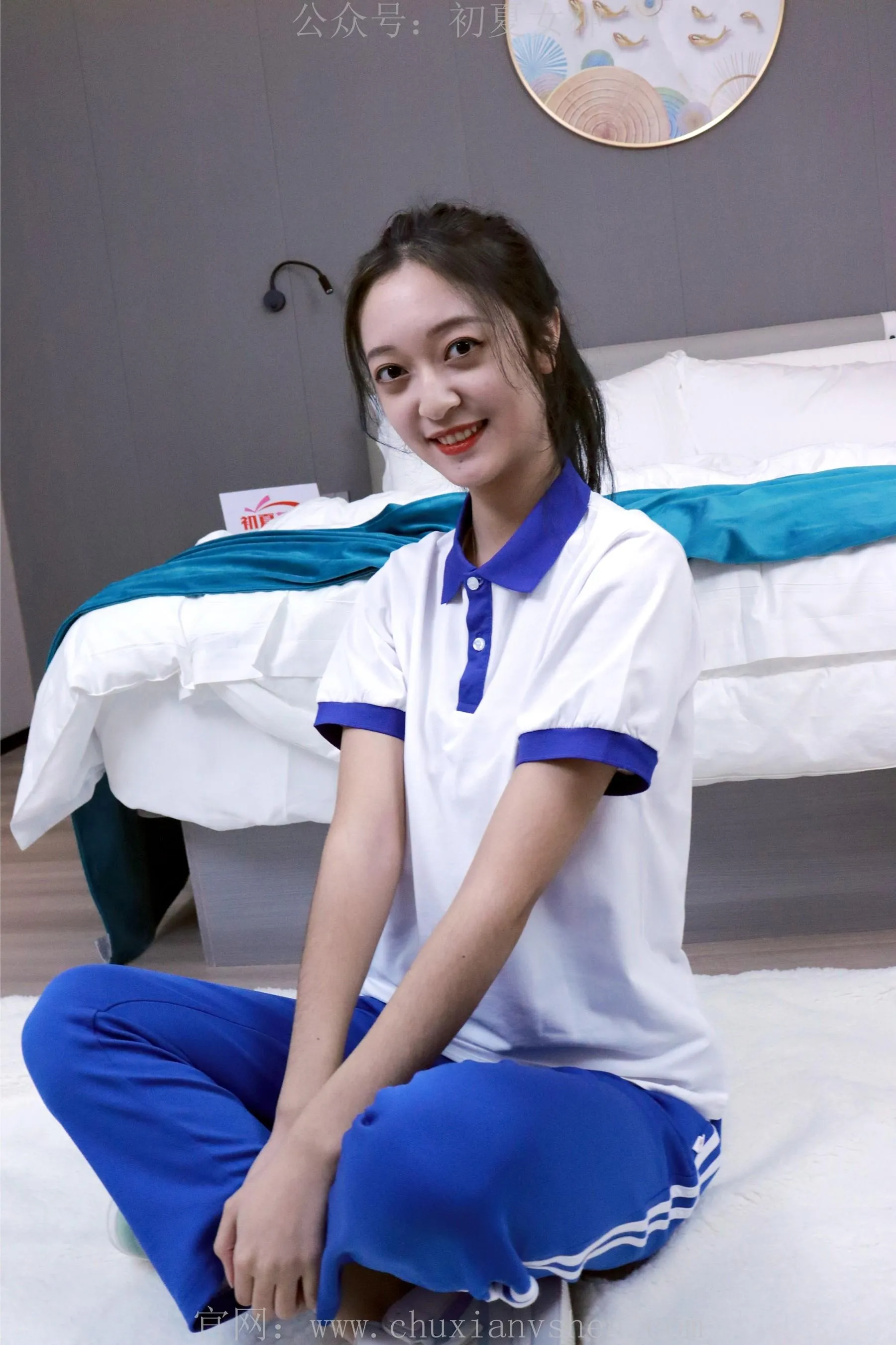 初夏女神 NO.001 依依校服搭配37码运动鞋拍摄 [126P]插图6